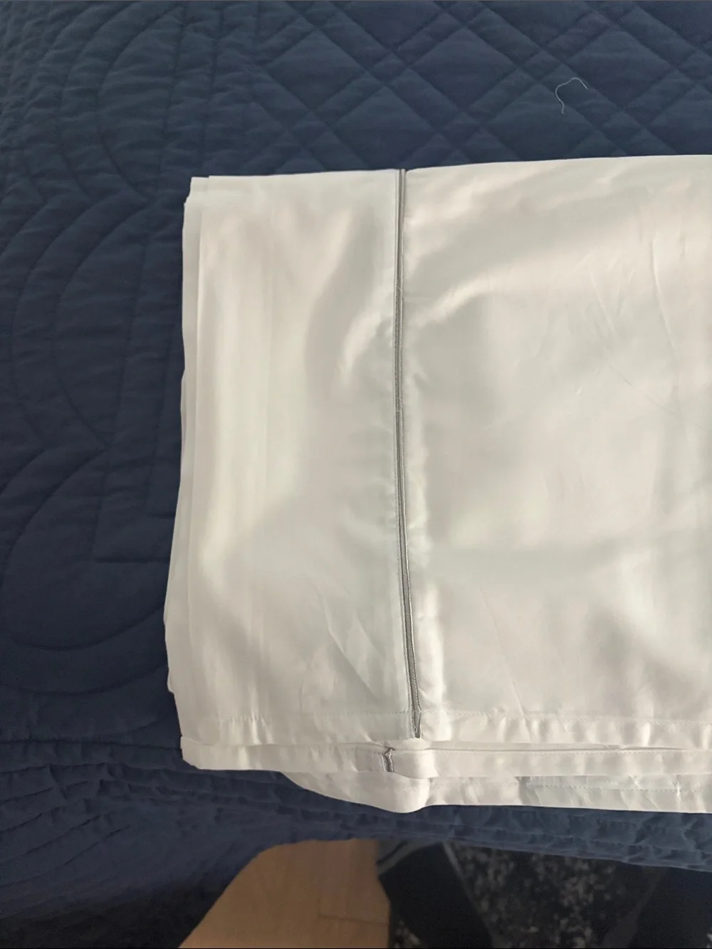 2 flat queen sheets. Never used.